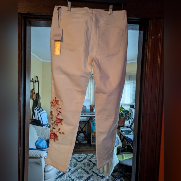 DG2 by Diane Gilman virtual stretch straight leg white denim jeans size 16P - Picture 2 of 7